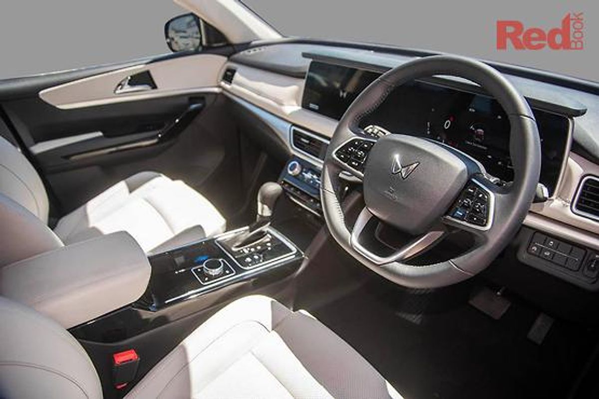2025 Mahindra XUV700 AX7L