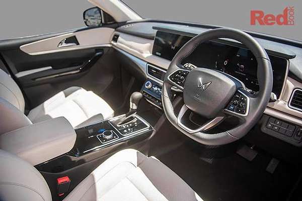 2025 Mahindra XUV700 AX7L