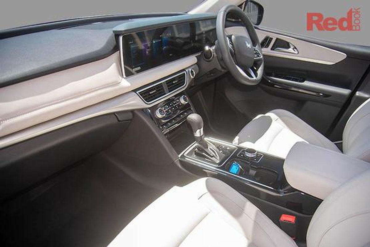 2025 Mahindra XUV700 AX7L