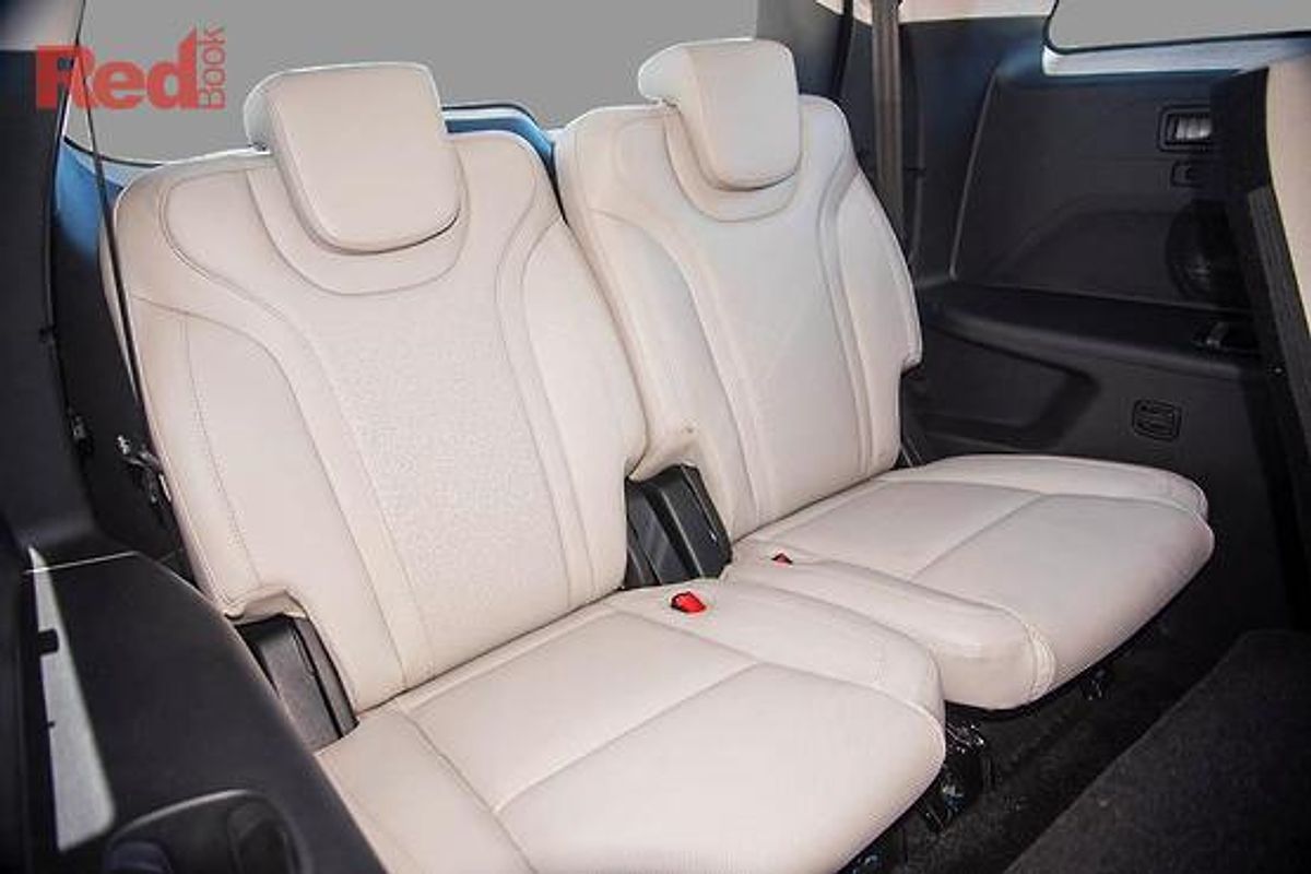 2025 Mahindra XUV700 AX7L