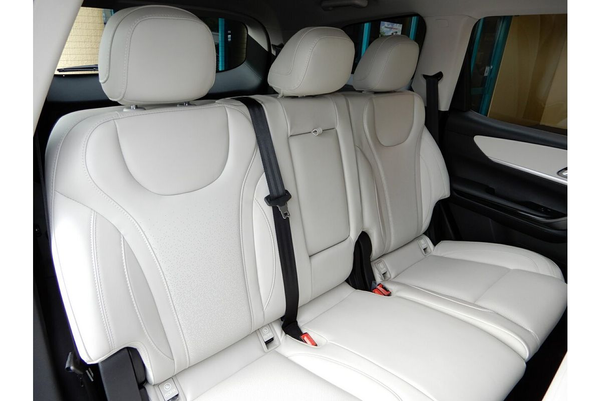 2024 Mahindra XUV700 AX7