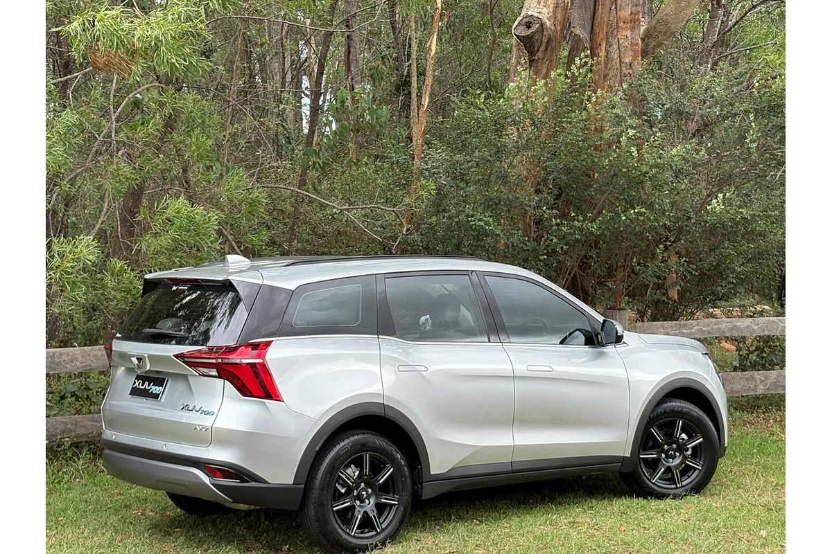 2024 Mahindra XUV700 AX7