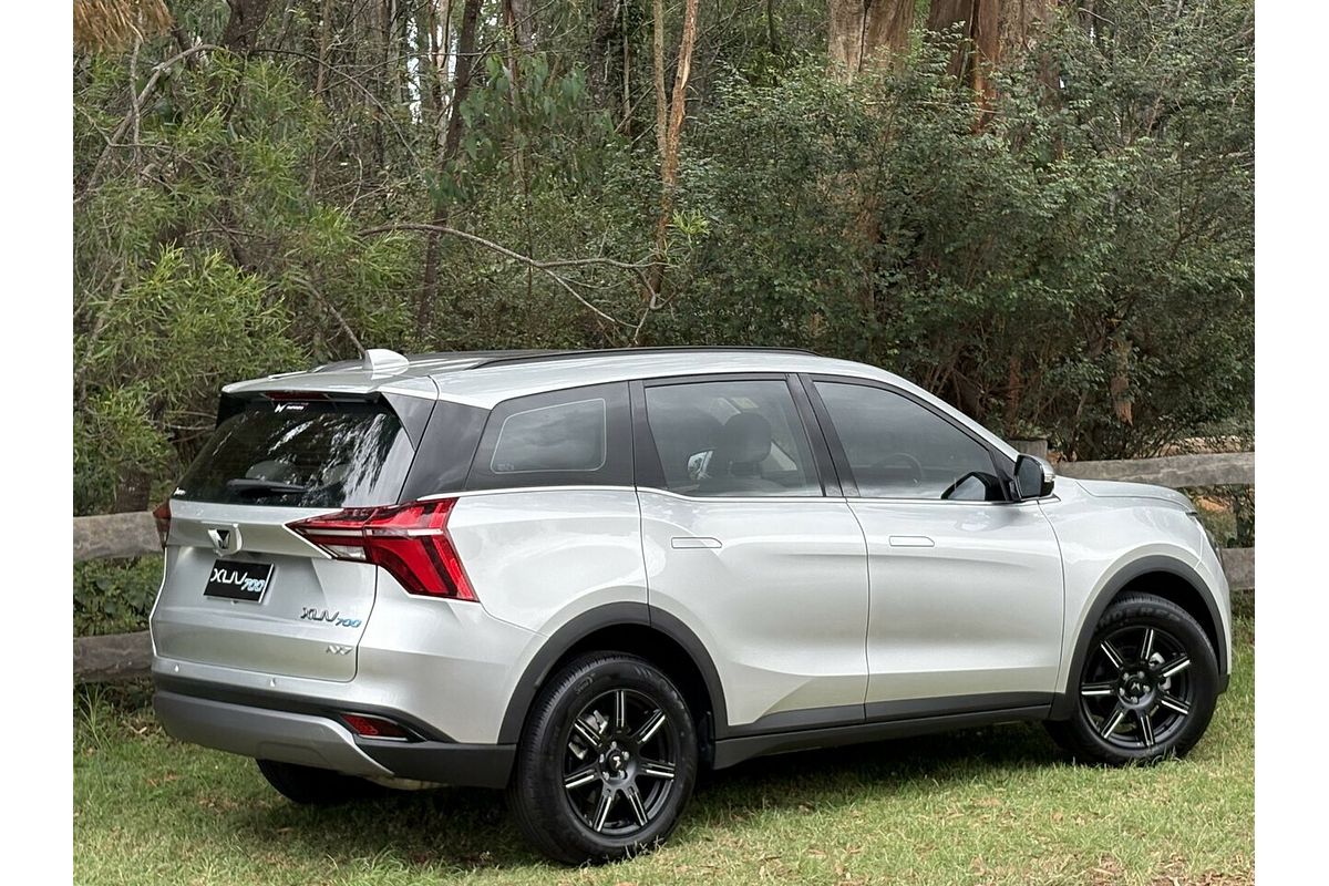 2024 Mahindra XUV700 AX7