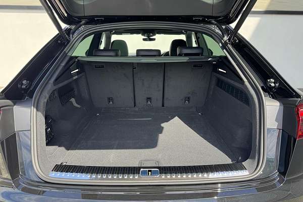 2024 Audi Q8 55 TFSI S line F1
