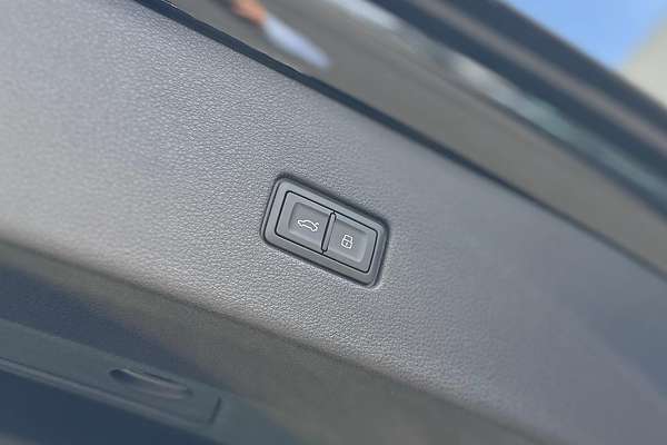 2024 Audi Q8 55 TFSI S line F1