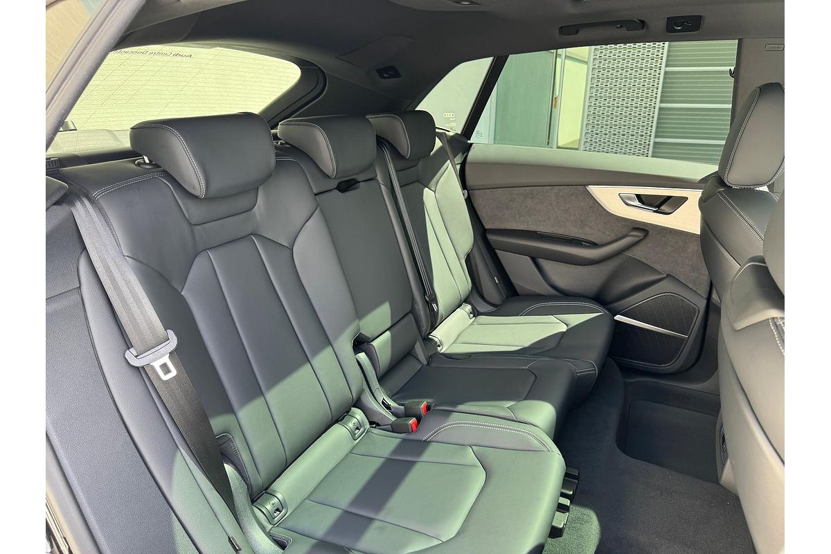 2024 Audi Q8 55 TFSI S line F1