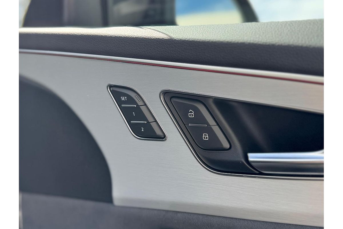 2024 Audi Q8 55 TFSI S line F1