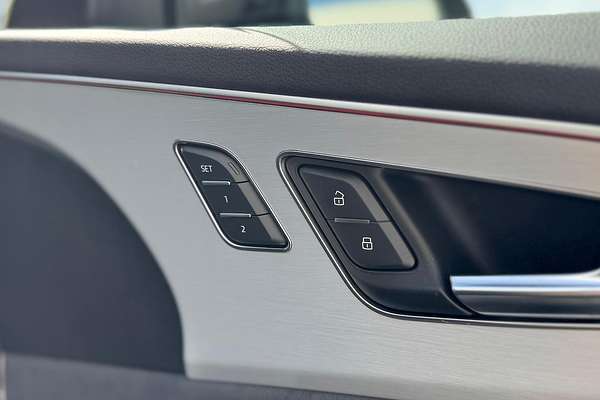 2024 Audi Q8 55 TFSI S line F1