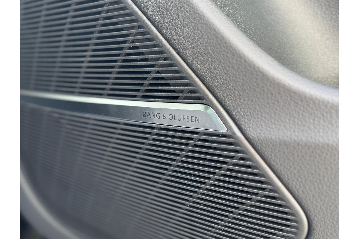 2024 Audi Q8 55 TFSI S line F1
