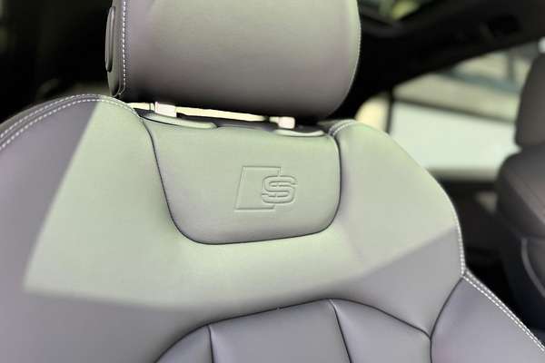 2024 Audi Q8 55 TFSI S line F1