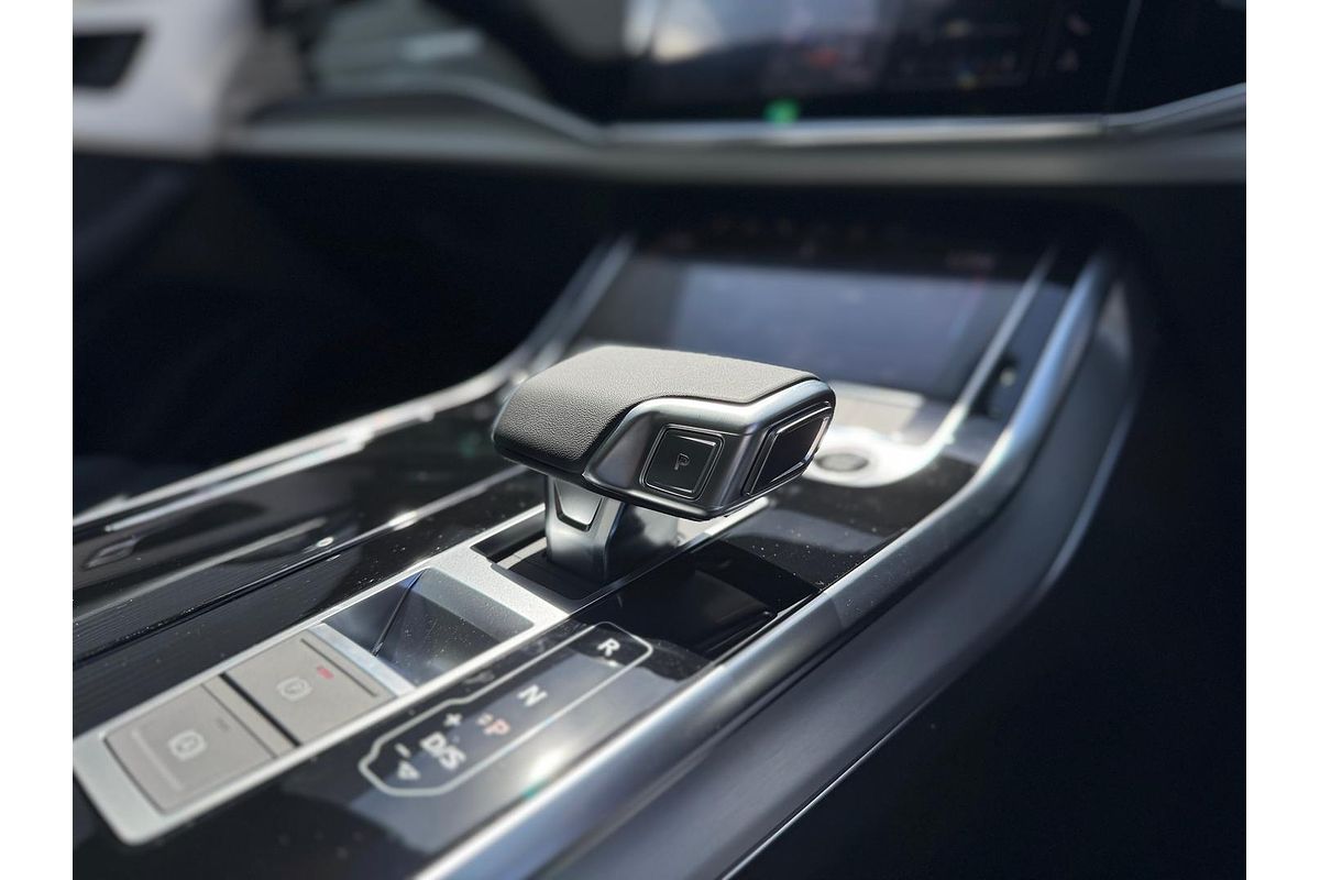 2024 Audi Q8 55 TFSI S line F1