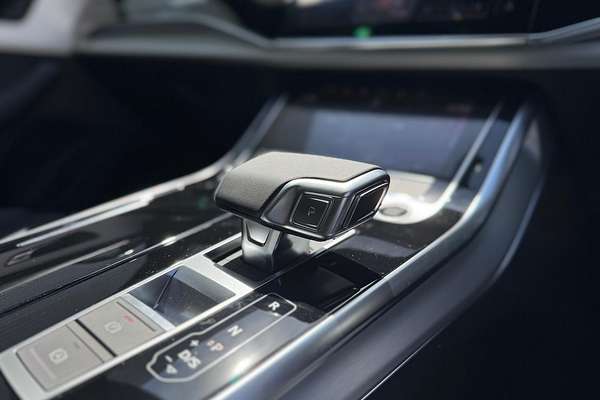 2024 Audi Q8 55 TFSI S line F1