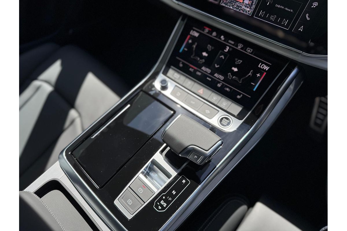 2024 Audi Q8 55 TFSI S line F1