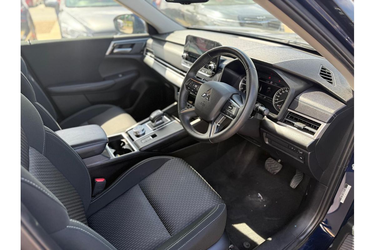 2023 Mitsubishi Outlander ES ZM