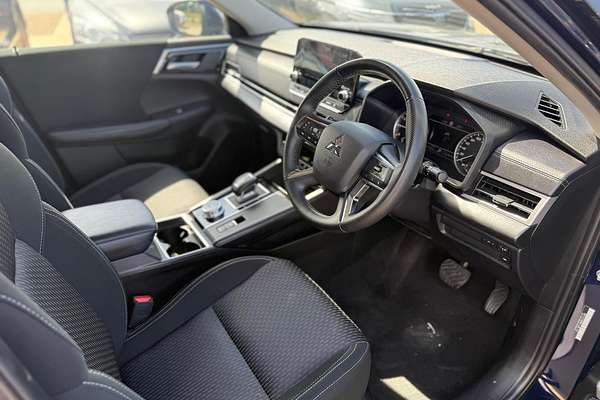 2023 Mitsubishi Outlander ES ZM