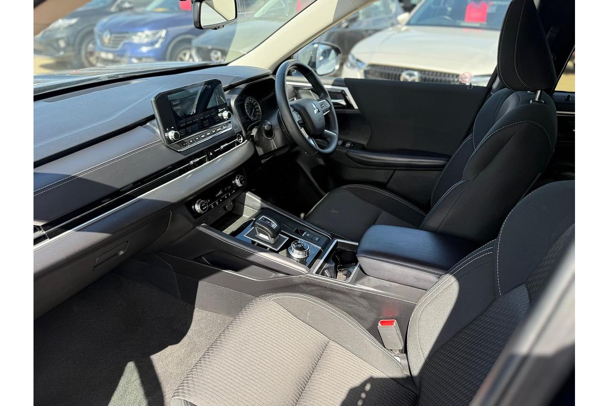 2023 Mitsubishi Outlander ES ZM