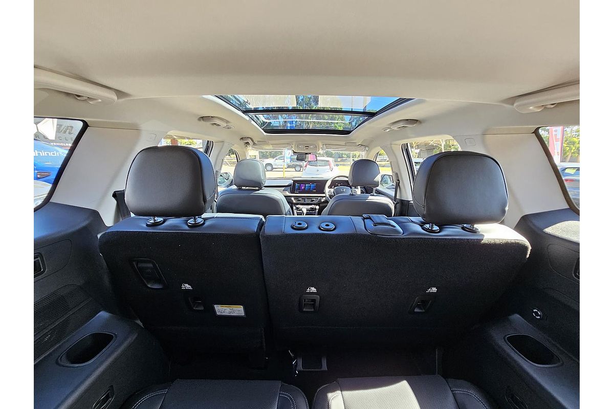 2025 Mahindra XUV700 AX7L