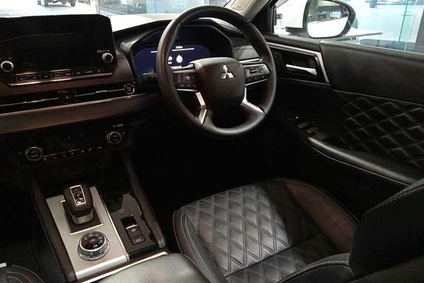 2023 Mitsubishi Outlander Exceed ZM