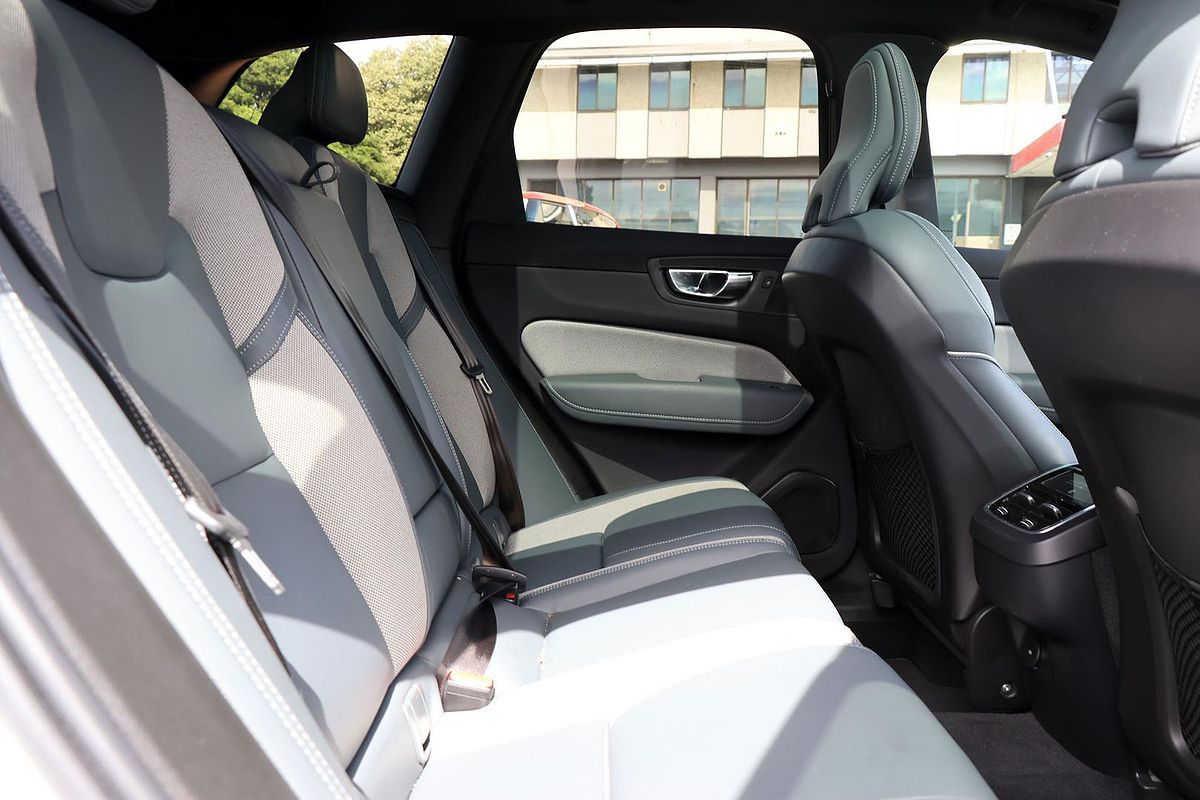 2021 Volvo XC60 B6 R-Design