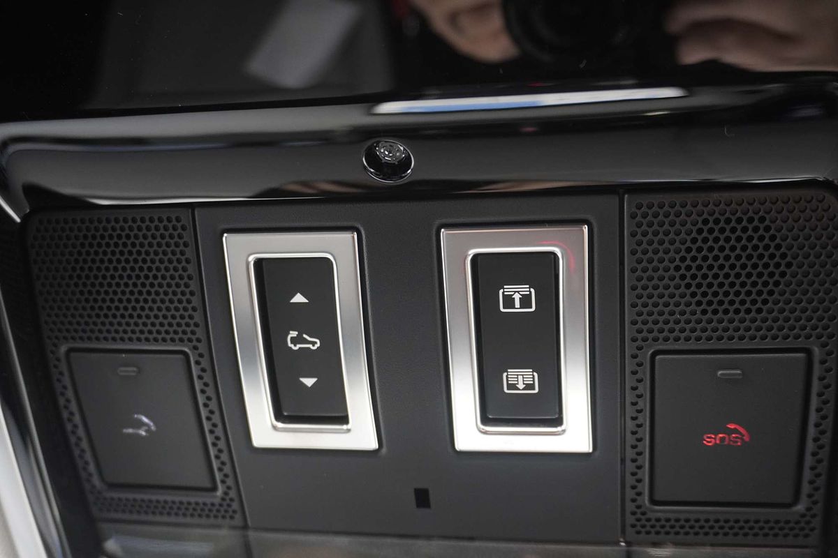 2024 Land Rover Range Rover Velar P250 Dynamic SE L560
