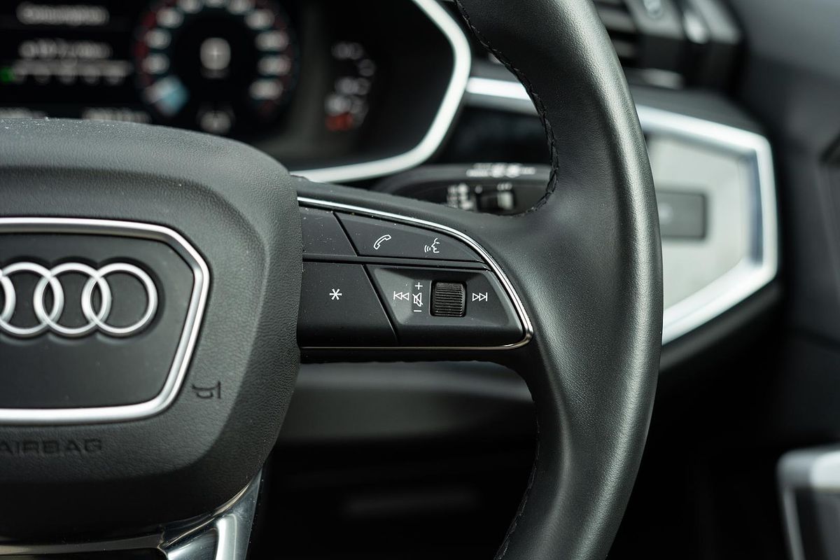 2024 Audi Q3 35 TFSI Dynamic Black F3