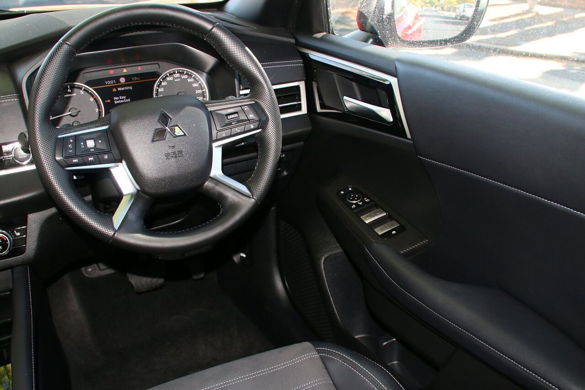 2024 Mitsubishi Outlander Black Edition ZM