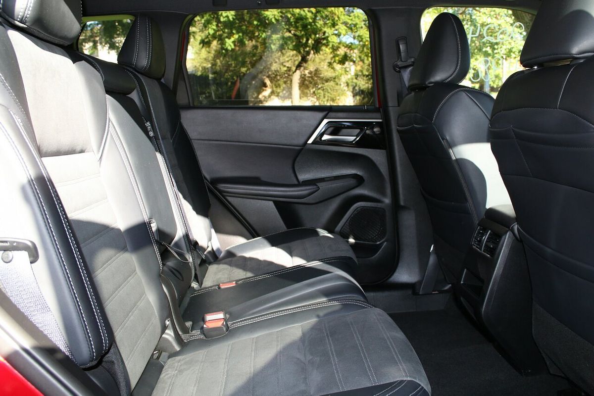 2024 Mitsubishi Outlander Black Edition ZM