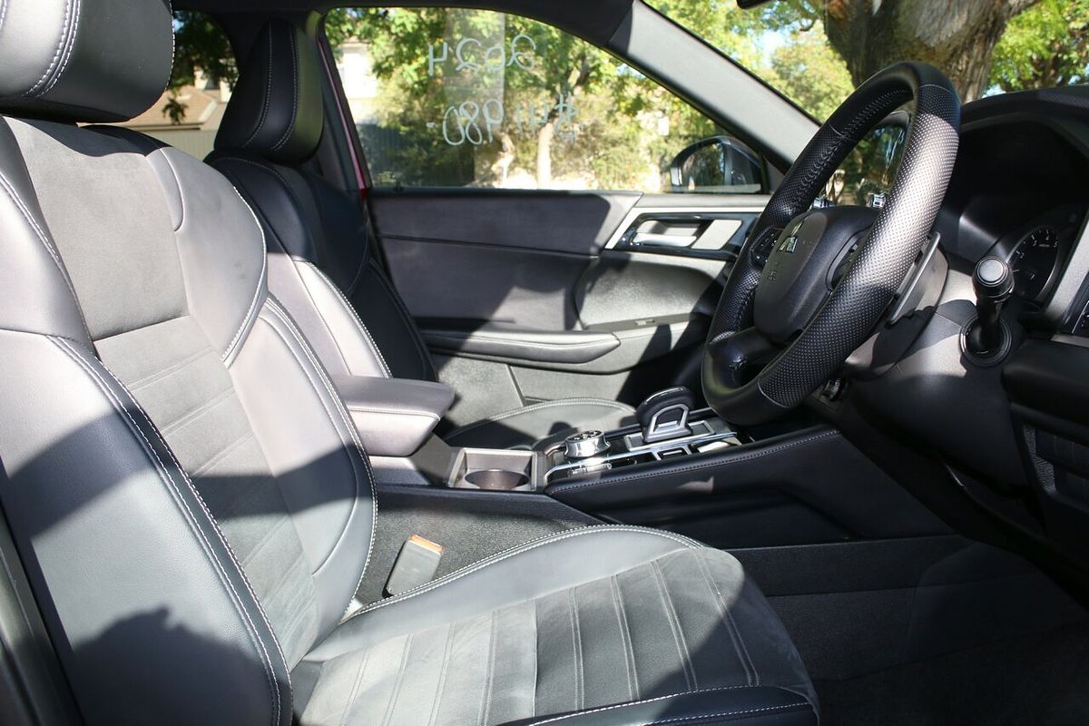 2024 Mitsubishi Outlander Black Edition ZM