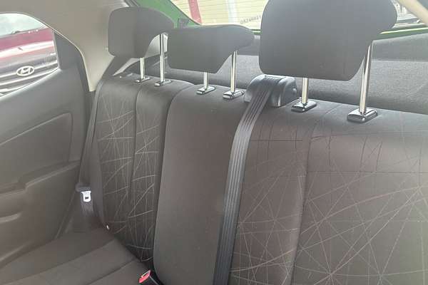 2011 Mazda 2 Neo DE MY10