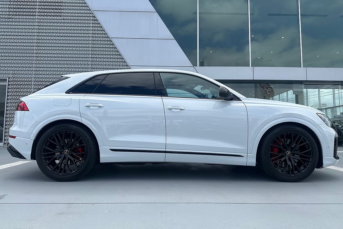 2024 Audi Q8 60 TFSI e S line F1