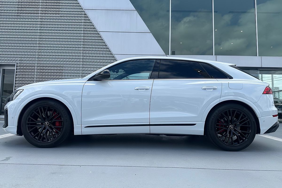 2024 Audi Q8 60 TFSI e S line F1