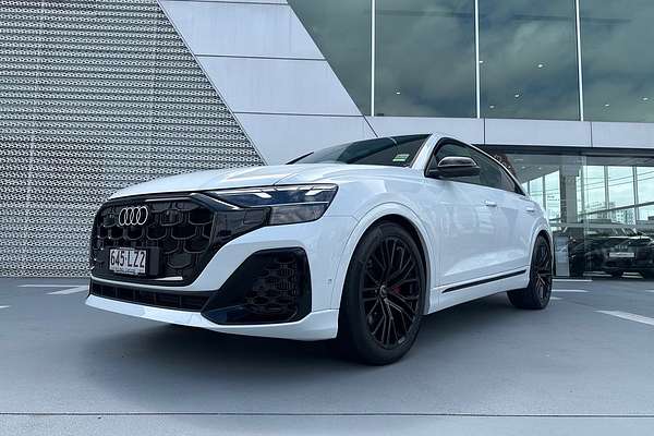 2024 Audi Q8 60 TFSI e S line F1