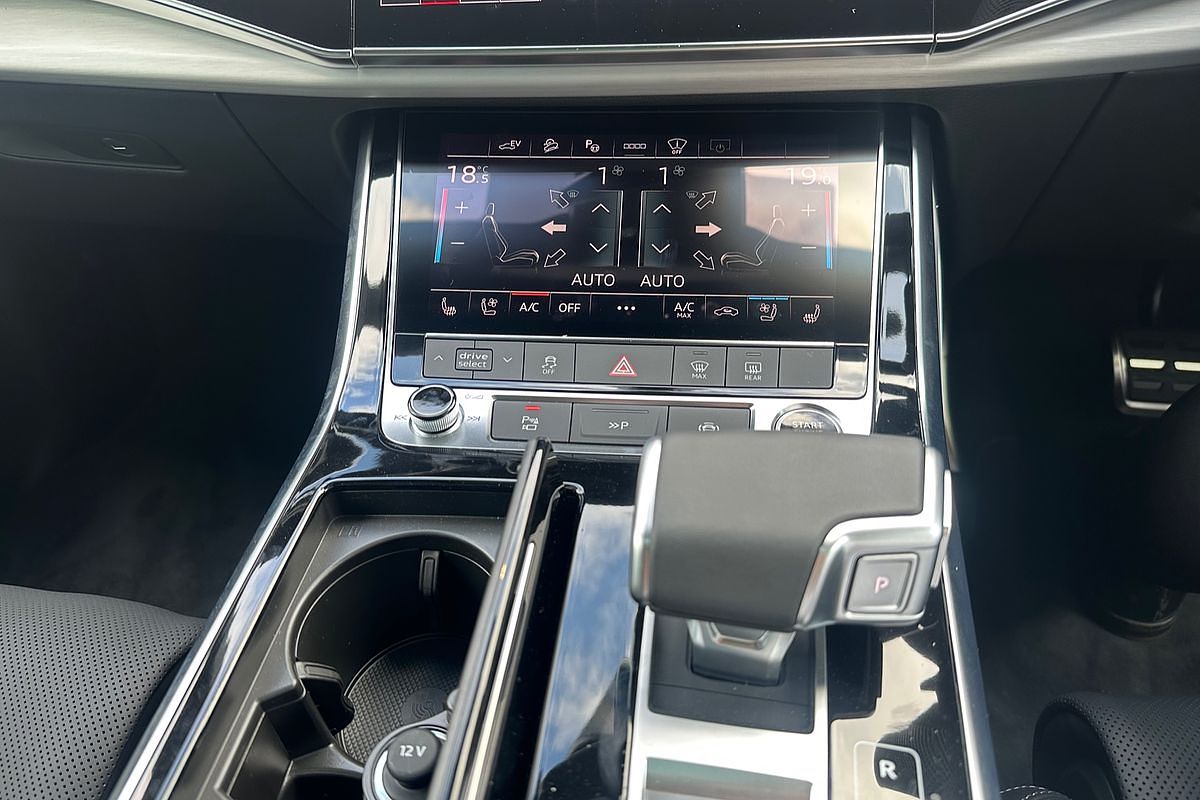 2024 Audi Q8 60 TFSI e S line F1