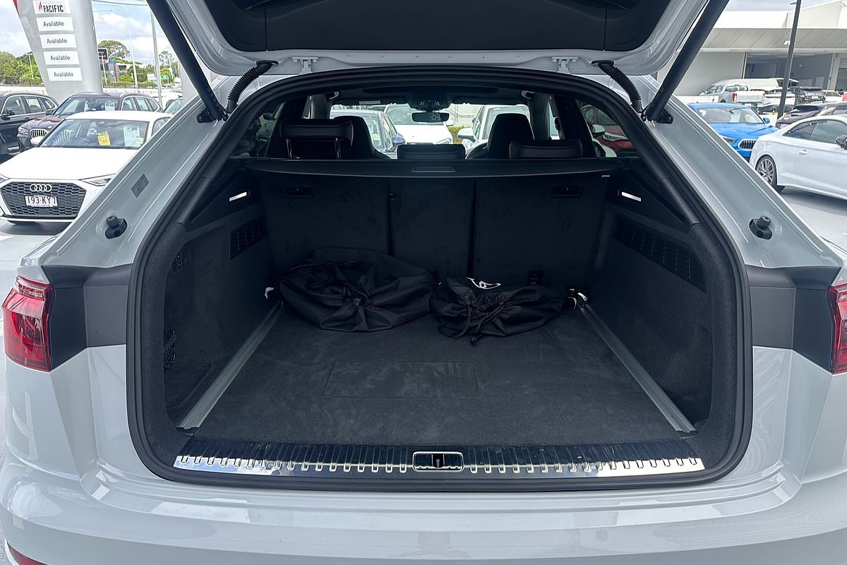 2024 Audi Q8 60 TFSI e S line F1
