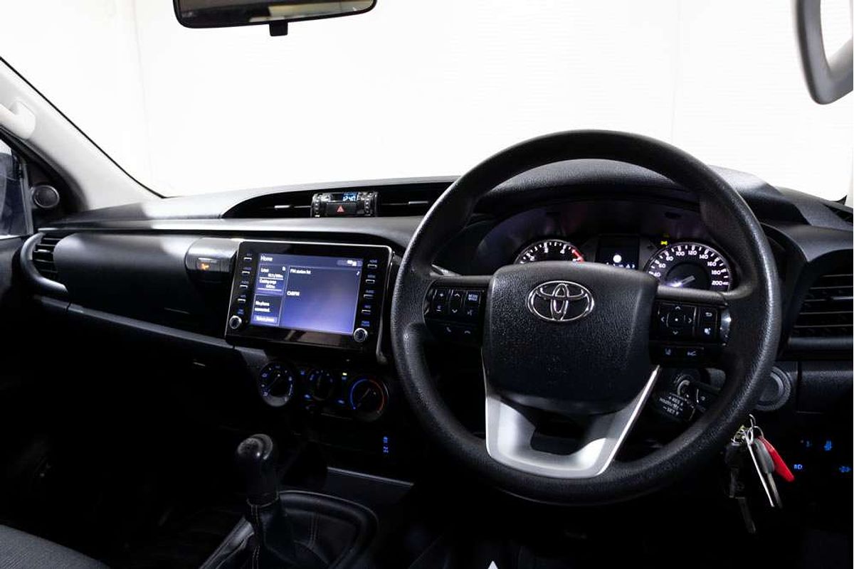 Hilux 4x4 SR 2.8L T Diesel Manual Double Cab
