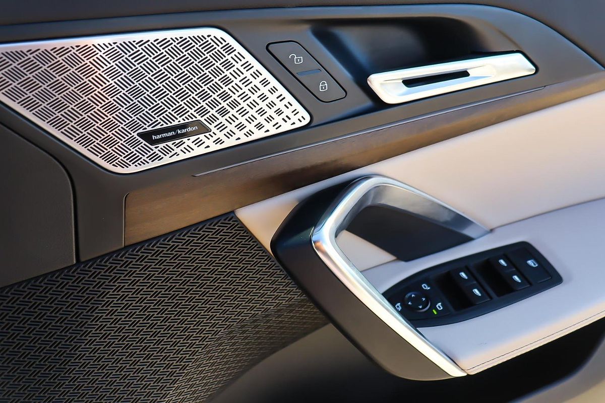 2024 BMW iX1 eDrive20 xLine U11