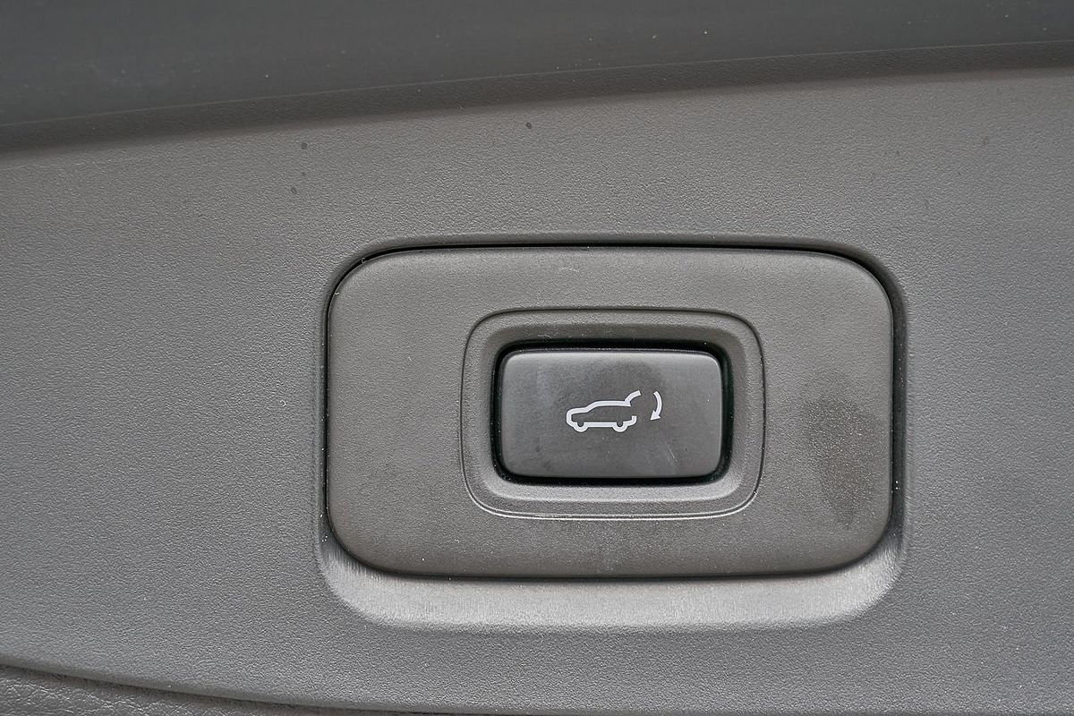 2023 Isuzu MU-X LS-T