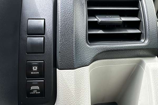 2021 Toyota Hiace Commuter GDH322R