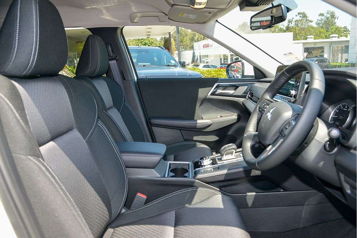 2024 Mitsubishi Outlander LS ZM