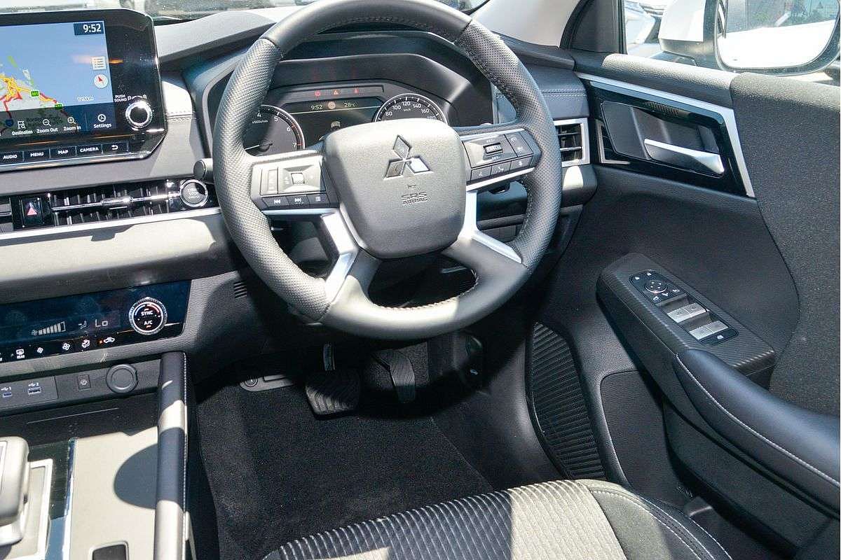 2024 Mitsubishi Outlander LS ZM