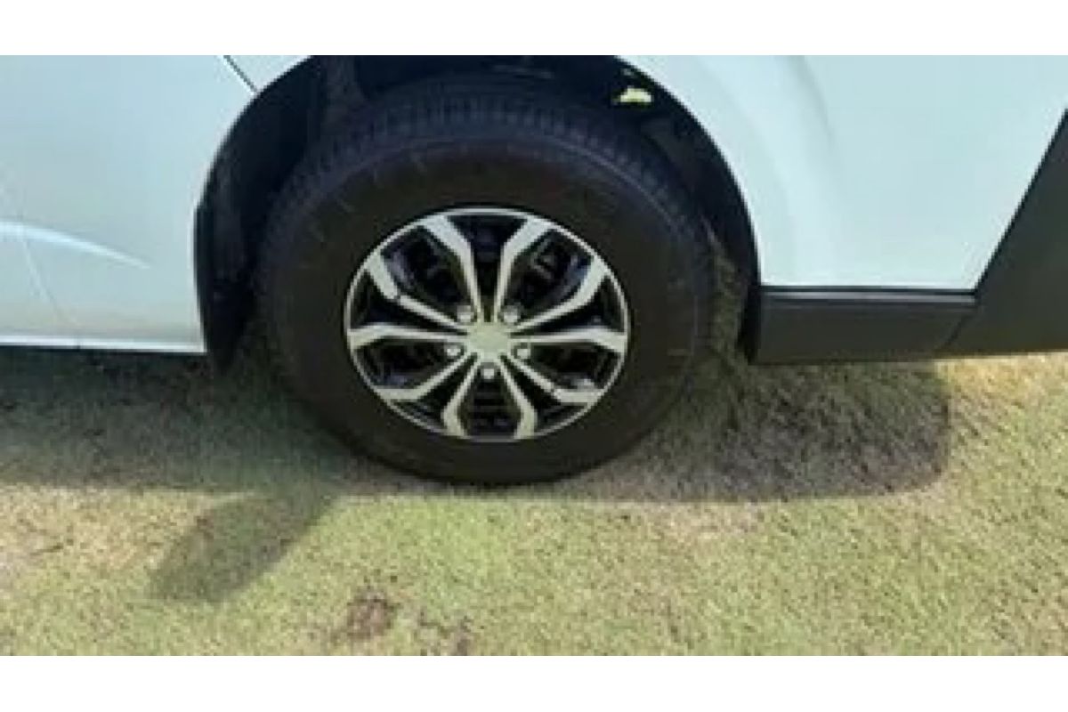2011 Toyota HiAce Commuter TRH223R MY11 Upgrade
