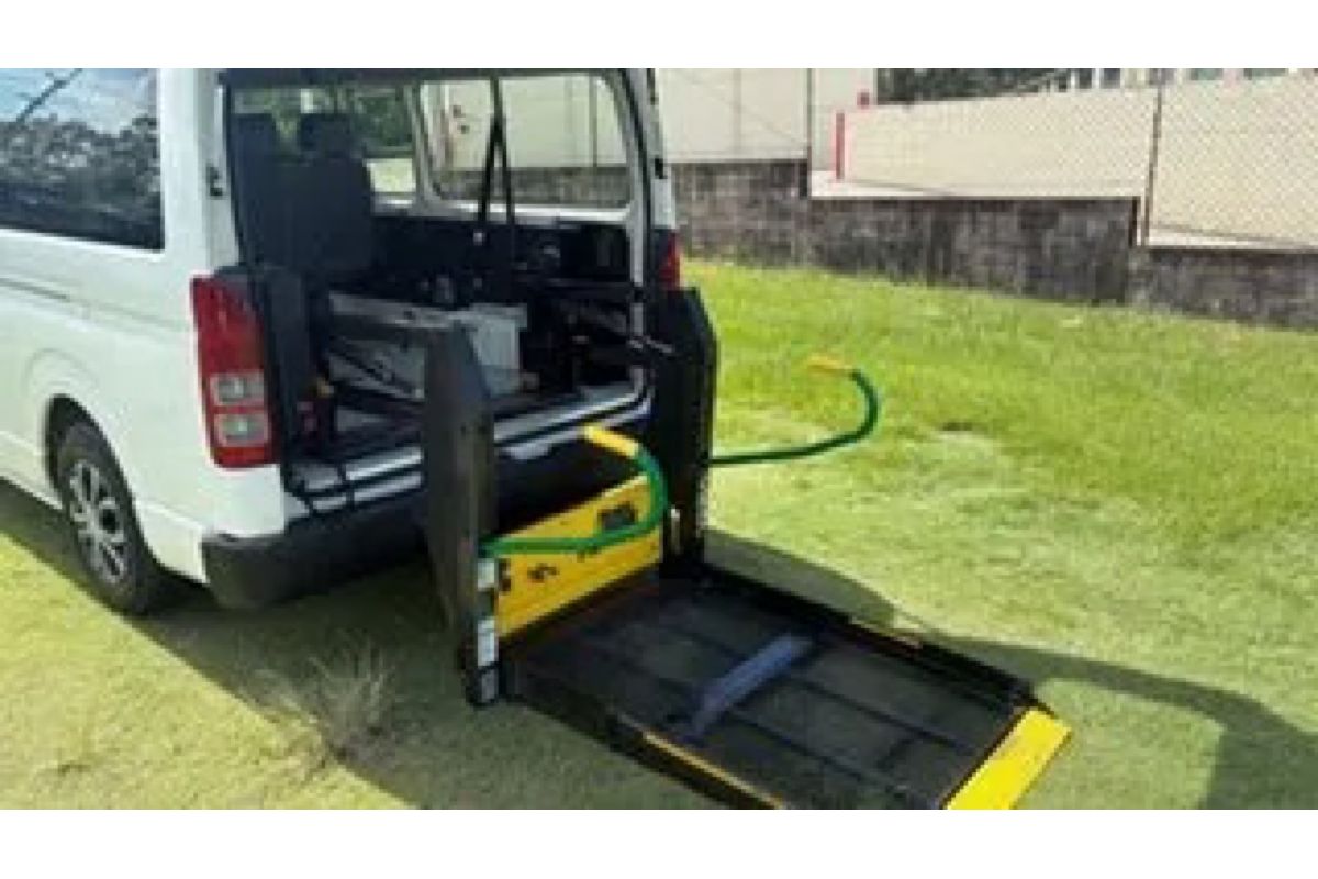 2011 Toyota HiAce Commuter TRH223R MY11 Upgrade