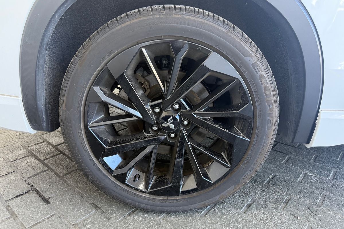 2023 Mitsubishi Outlander LS Black Edition ZM