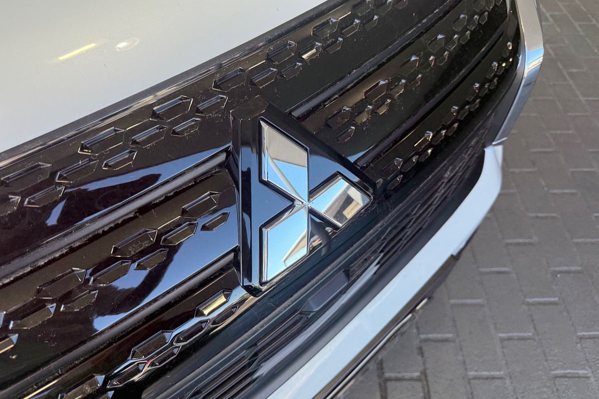 2023 Mitsubishi Outlander LS Black Edition ZM