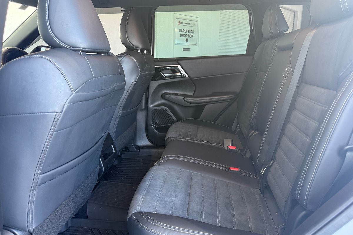 2023 Mitsubishi Outlander LS Black Edition ZM