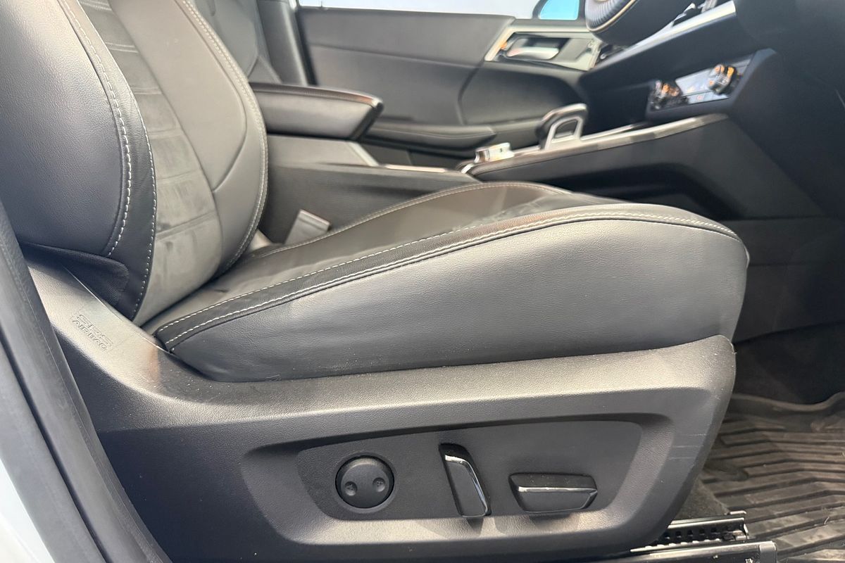2023 Mitsubishi Outlander LS Black Edition ZM