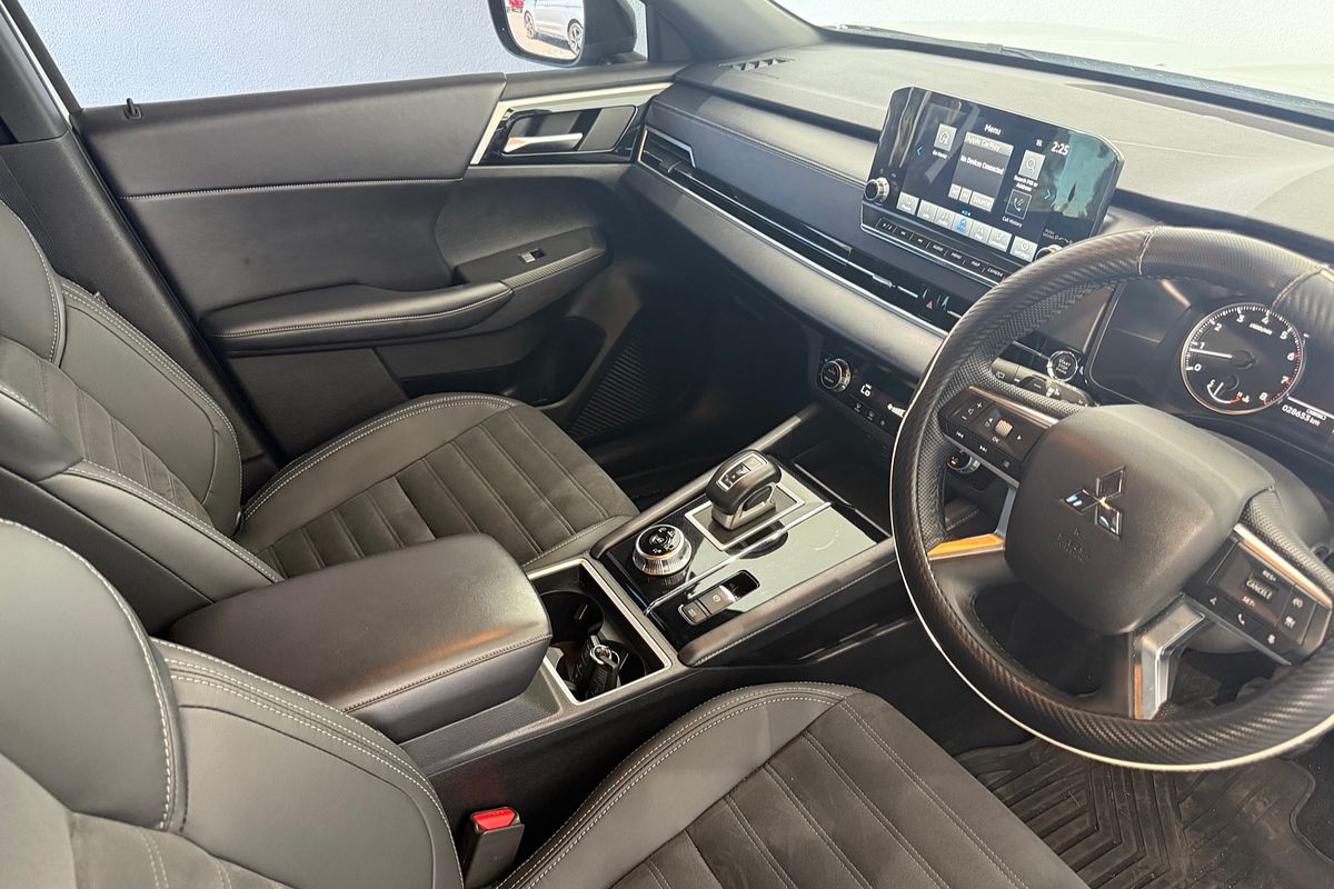 2023 Mitsubishi Outlander LS Black Edition ZM
