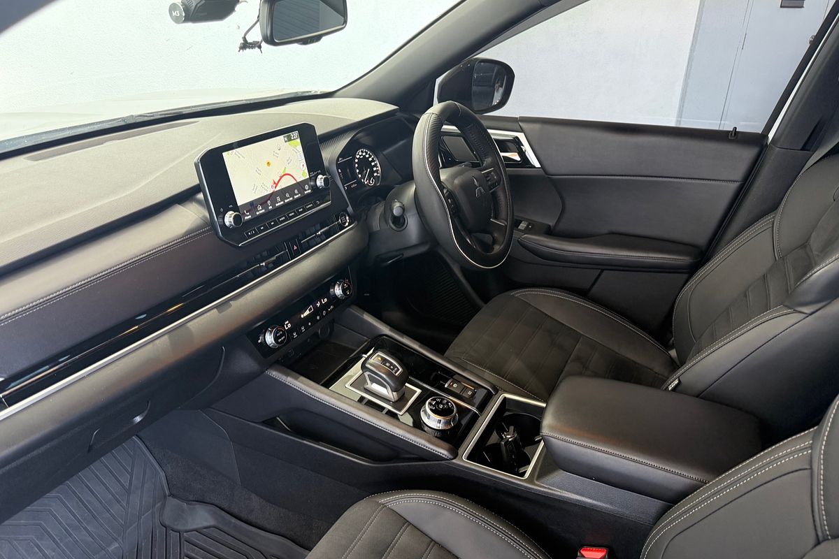 2023 Mitsubishi Outlander LS Black Edition ZM