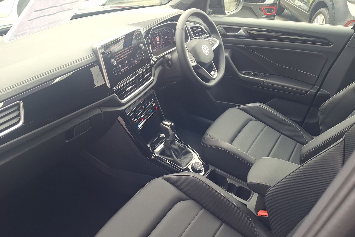 2024 Volkswagen T-Roc 140TSI R-Line D11