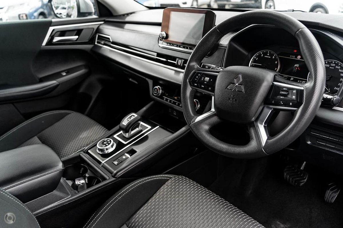 2023 Mitsubishi Outlander ES ZM